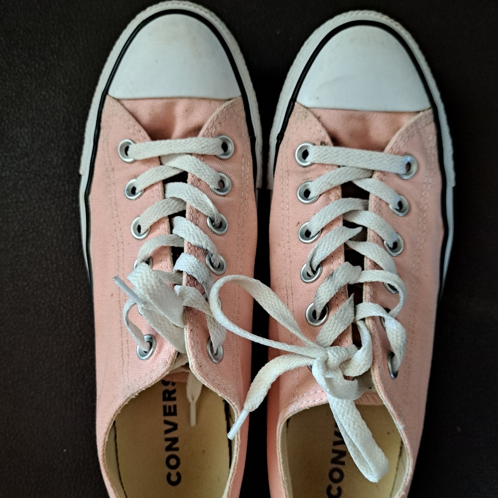 Light pink converse GUC
